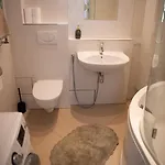 Stylish & Brand New 1 Bdr In Old Town Lägenhet