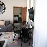 Stylish & Brand New 1 Bdr In Old Town Lägenhet