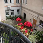 Stylish & Brand New 1 Bdr In Old Town *