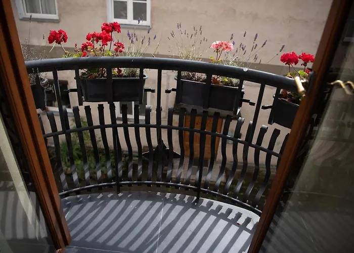 Апартаменти Stylish & Brand New 1 Bdr In Old Town *